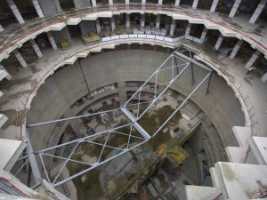 La gare a pris place au sein d’un puits en béton autostable de 50 m de profondeur